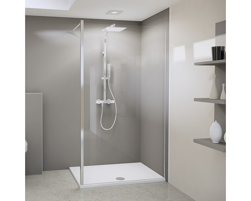 Duschkabine mit Duschkopf, Duscharmatur und Duschwanne in einem Badezimmer