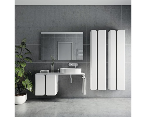 Modernes Badezimmer mit Waschbecken, Spiegel, Heizkörper und Pflanze