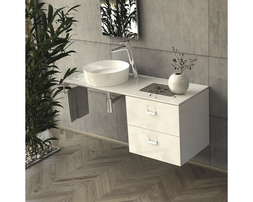 Badezimmer mit Aufsatzwaschbecken, Waschtischunterschrank und Handtuchhalter