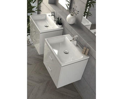 Badezimmer mit zwei weißen Waschbeckenunterschränken und Armaturen