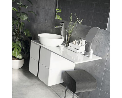Modernes Badezimmer mit Waschbecken, Unterschrank und Hocker
