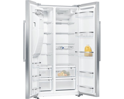 Geöffneter Bosch Side-by-Side Kühlschrank mit Regalen und Schubladen