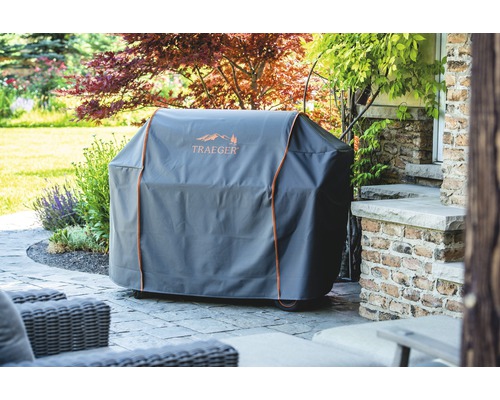 Abgedeckter Grill der Marke Traeger im Aussenbereich