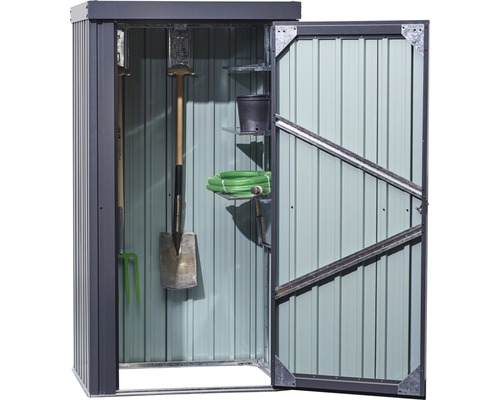 Abri de jardin métallique ouvert avec outils de jardin tels que bêche, tuyau et pot de fleurs