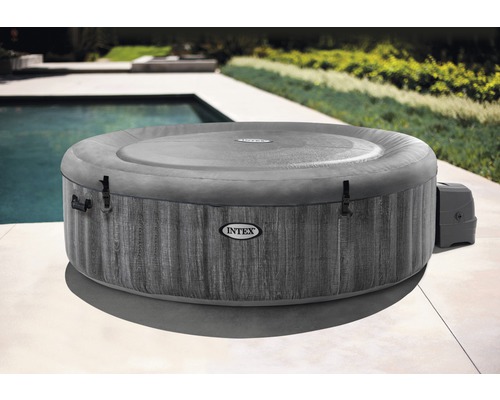 Intex Whirlpool mit Abdeckung im Garten