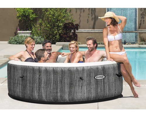 Aufblasbarer Intex Whirlpool mit sechs Personen im Garten.