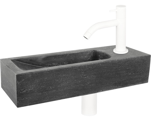 Rechteckiges Waschbecken aus Stein mit Armatur