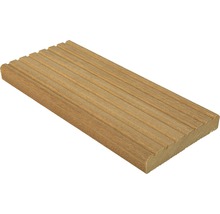 Terrassendiele aus Holz mit geriffelter Oberfläche