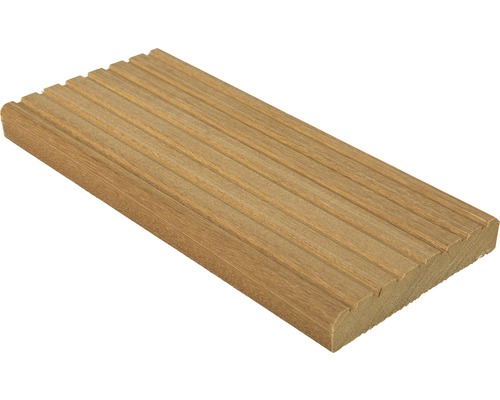 Terrassendiele aus Holz mit geriffelter Oberfläche