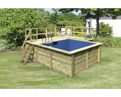 Piscine hors sol en bois avec échelle et plateforme dans le jardin.