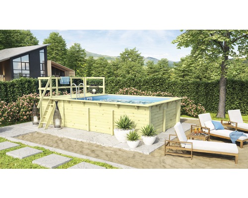 Scène avec une piscine en bois, des chaises longues et des plantes dans un jardin.