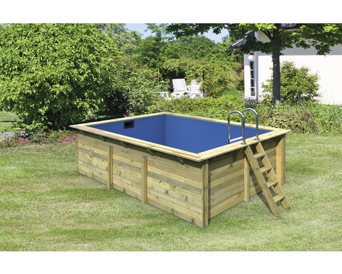 Piscine en bois avec échelle dans le jardin
