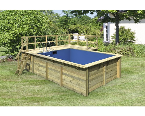 Piscine en bois avec échelle et plateforme périphérique dans le jardin