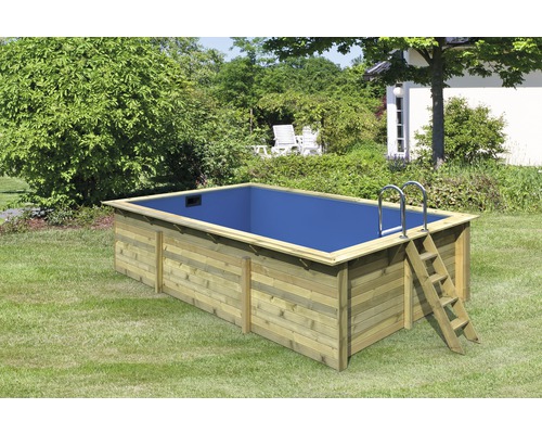 Piscine en bois avec échelle dans le jardin