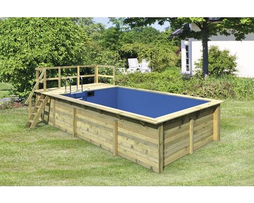 Piscine en bois avec échelle et plateforme dans le jardin