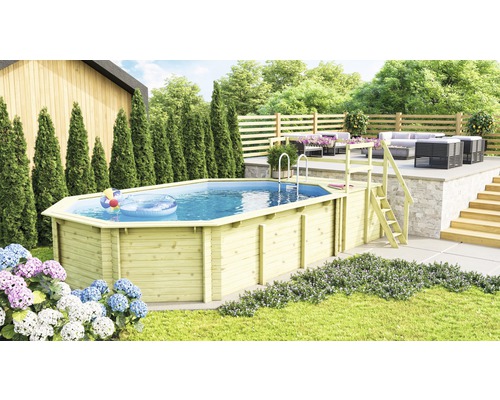 Piscine hors-sol en bois avec échelle et îlot de bain dans le jardin