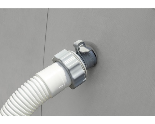 Vue détaillée d''un raccord de piscine avec tuyau