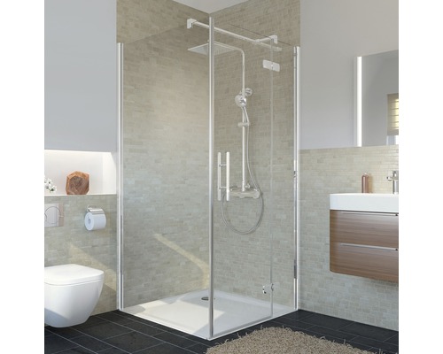 Duschkabine mit Duschkopf und Handbrause im Badezimmer