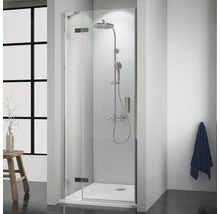 Cabine de douche avec porte tournante en verre et robinetterie de douche dans la salle de bain