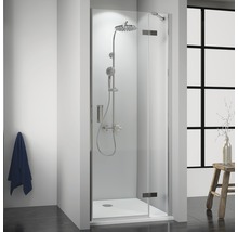 Cabine de douche avec éléments de douche dans salle de bains moderne