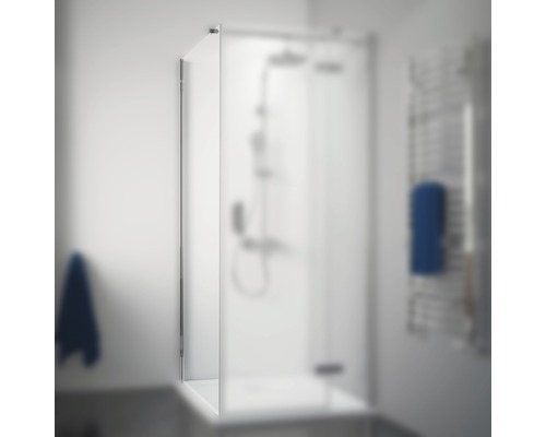 Salle de bain avec paroi de douche en verre