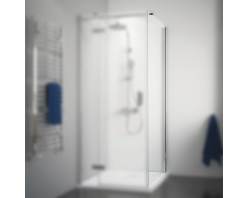 Cabine de douche dans salle de bain avec paroi en verre