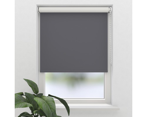 Fenster mit grauem Rollo