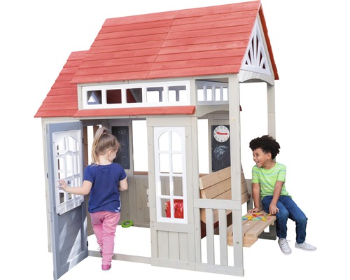 Maisonnette en bois avec porte, fenêtres, tableau noir et siège dans le jardin