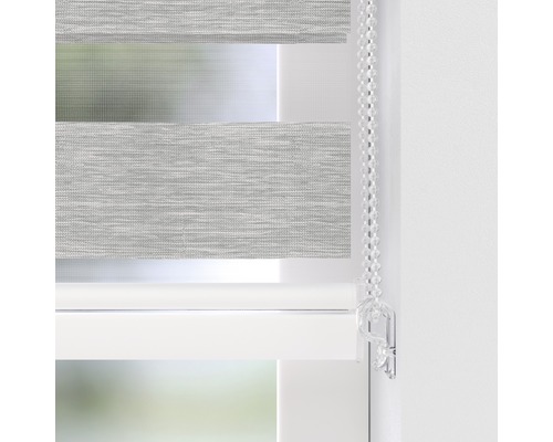 Detailansicht eines grauen Duo-Rollos am Fenster mit Bedienkette