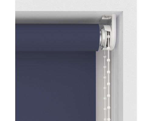 Detailansicht eines Rollos mit Kettenzug zur Fensterdekoration