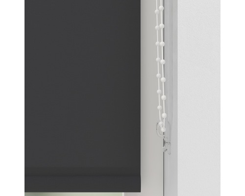 Blick auf ein graues Rollo mit Bedienkette