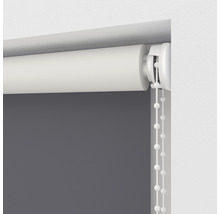 Detailansicht eines grauen Rollos mit weisser Bedienschnur zur Fensterdekoration