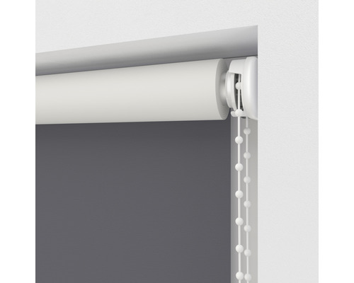 Vue détaillée d''un store enrouleur gris avec cordon de commande blanc pour la décoration de fenêtre