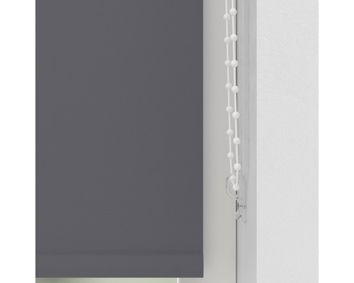 Store enrouleur gris avec chaînette sur la fenêtre