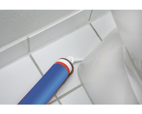 Sanitär Silikon Dichtstoffkartusche neben Toilette auf Badezimmerfliesen