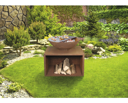 Foyer avec rangement pour le bois dans le jardin