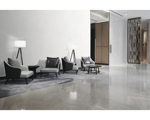 Salon avec fauteuils, lampadaires et tables d''appoint dans un espace de réception