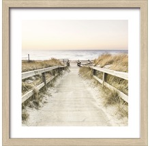 Image encadrée avec motif de plage et passerelle en bois