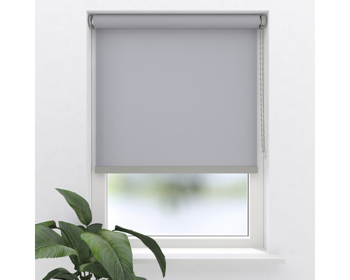 Fenster mit grauer Rollade