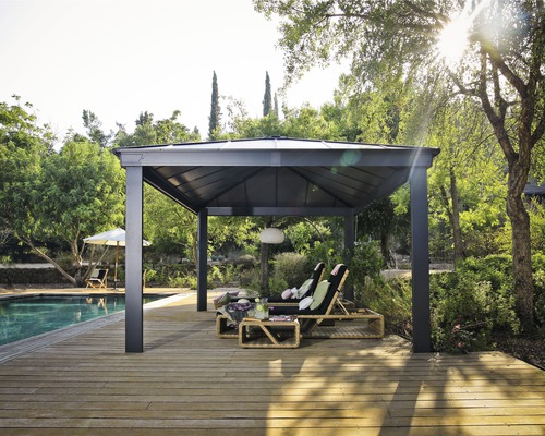 Gartenszene mit Pavillon, Liegestühlen und Pool auf einer Holzterrasse