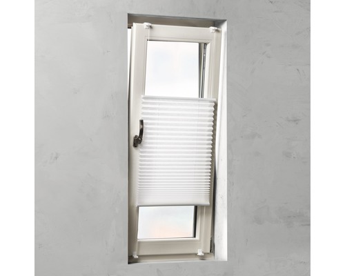 Fenêtre avec store plissé entrouvert pour la décoration de fenêtre et la protection solaire