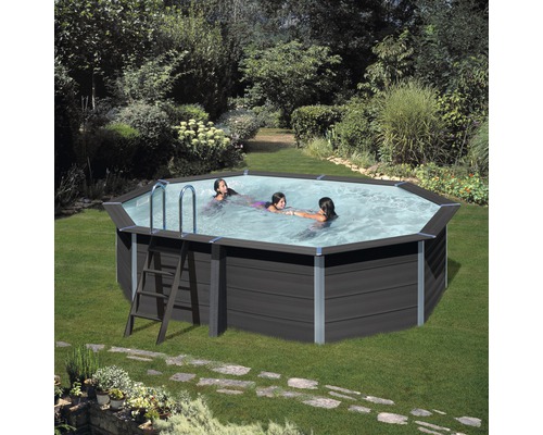 Achteckiger Swimmingpool mit Leiter und schwimmenden Personen im Garten.