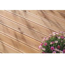 Terrassendielen aus Holz mit Blumen