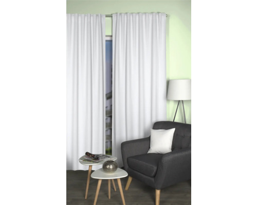 Wohnzimmer mit weißen Vorhängen vor dem Fenster