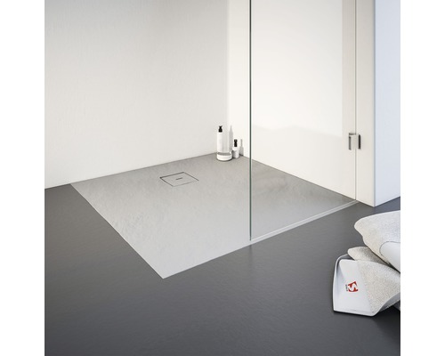 Begehbare Dusche mit Duschwanne, Duschkabine und Handtüchern