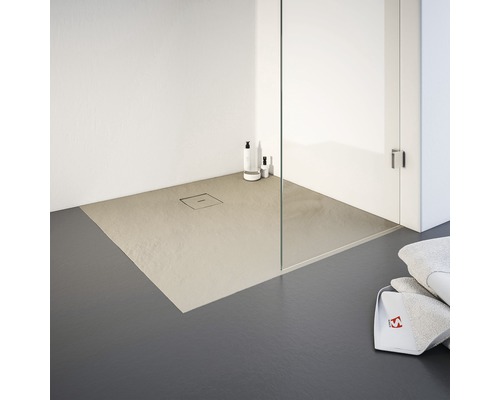 Douche plain-pied avec caniveau de douche et serviettes
