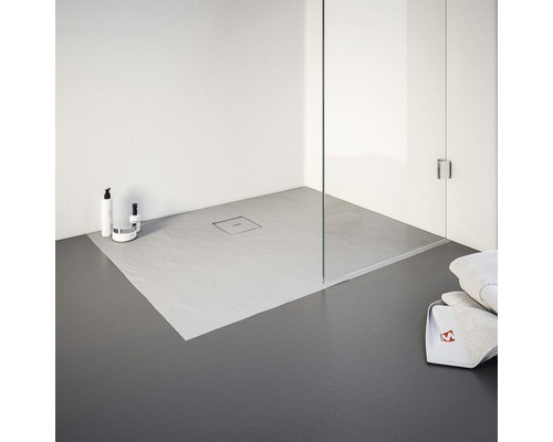 Bodengleiche Dusche mit Duschrinne, Glaswand und Handtüchern