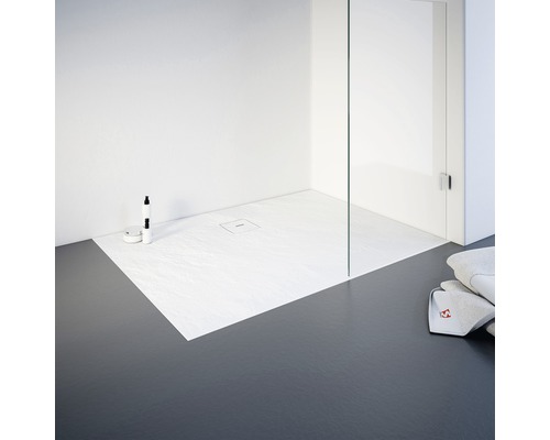 Ebenerdige Dusche mit Duschwanne und Glaswand im Badezimmer