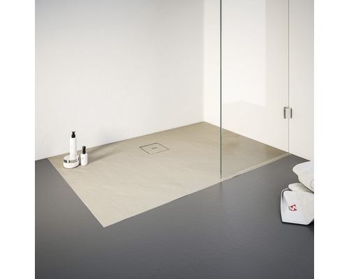 Salle de bains avec douche plain-pied et caniveau de douche
