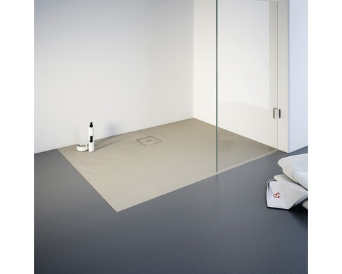 Douche à l''italienne avec receveur de douche, cabine de douche et serviettes de toilette dans la salle de bain.